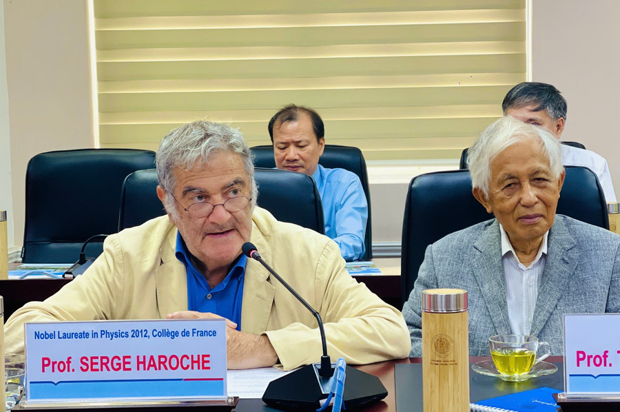 GS. Serge Haroche-Nhà vật lý lượng tử người Pháp, chủ nhân Giải Nobel Vật lý năm 2012 phát biểu tại buổi làm việc. Ảnh: T.D gen-h-z7094750498387-fb417b85f21328862543b00c77e98770.jpg