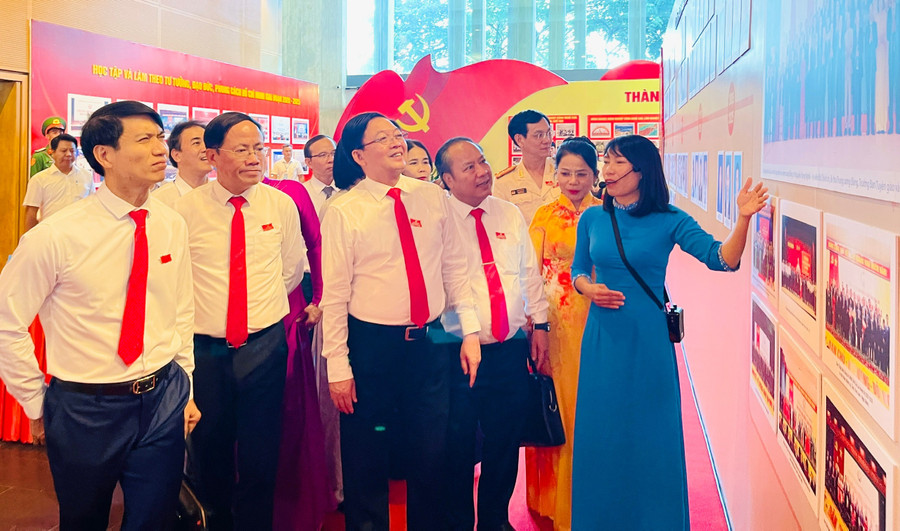 Các đồng chí lãnh đạo tỉnh tham quan tại triển lãm. Ảnh: Trần Dung 87904f3e5eb9d4e78da8.jpg