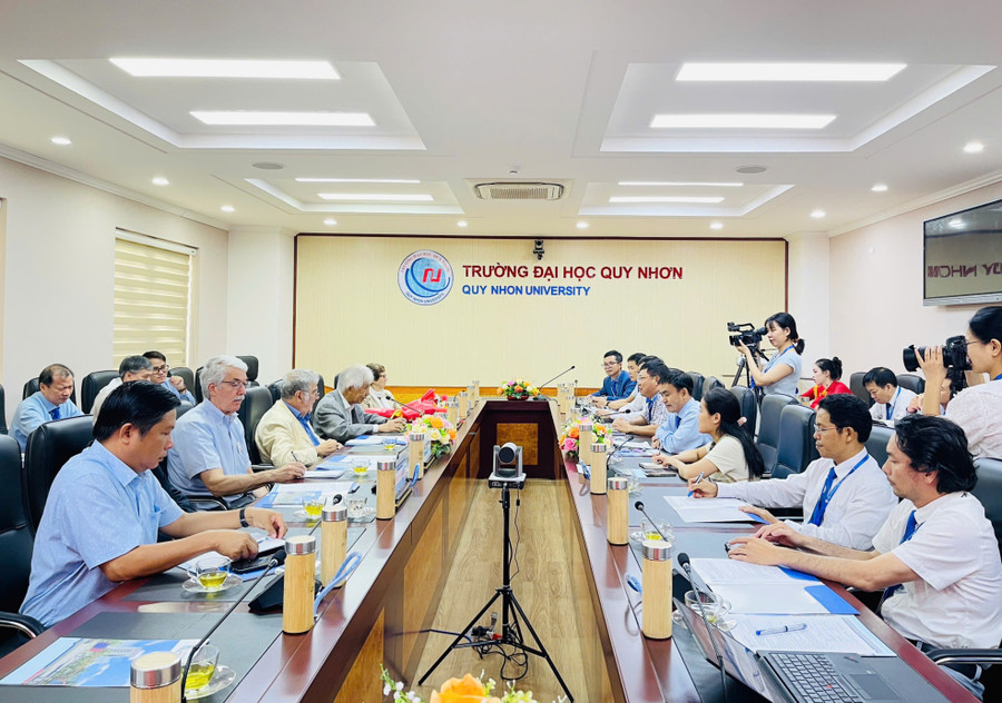 Quang cảnh buổi làm việc. Ảnh: T.D giao-su-serge-haroche-nha-khoa-hoc-doat-giai-nobel-vat-ly-nam-2012-tham-truong-dai-hoc-quy-nhon.jpg