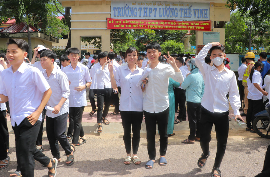 Kết thúc phần thi tự chọn, thí sinh tại điểm thi Trường THPT Lương Thế Vinh (huyện Kbang) thể hiện sự tự tin, phấn khởi. Ảnh: Ngọc Minh 2-minh-si-tu-tai-diem-thi-truong-tpht-luong-the-vinh-huyen-kbang-ket-thuc-ky-thi-voi-tinh-thanh-thoai-mai-vui-tuoi-anh-ngoc-minh.jpg