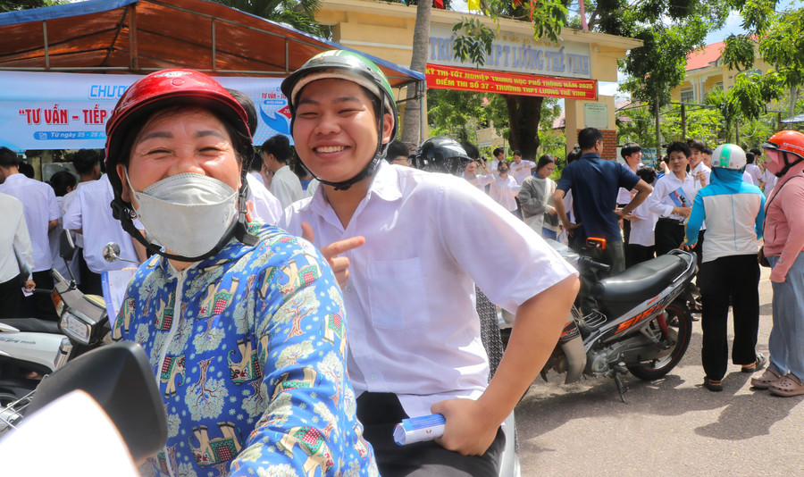 Niềm vui vỡ òa sau kỳ thi căng thẳng. Ảnh: Ngọc Minh 2-minh-em-pham-thanh-tho-diem-thi-truong-thpt-luong-the-vinh-huyen-kbang-tuoi-cuoi-sau-buoi-thi-cuoi-trong-ky-thi-tot-nghiep-thpt-nam-2025-anh-ngoc-minh.jpg