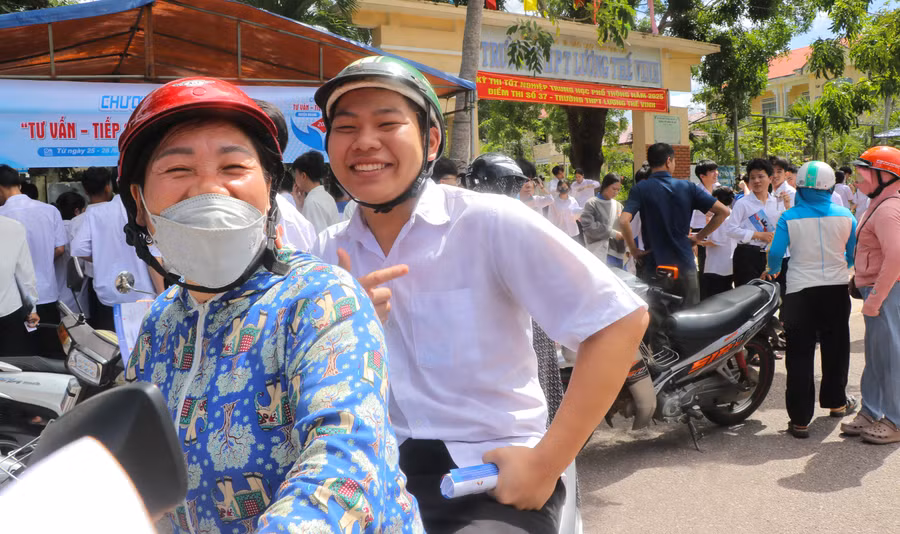 2-minh-em-pham-thanh-tho-diem-thi-truong-thpt-luong-the-vinh-huyen-kbang-tuoi-cuoi-sau-buoi-thi-cuoi-trong-ky-thi-tot-nghiep-thpt-nam-2025-anh-ngoc-minh.jpg