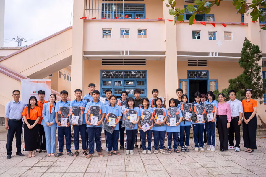 truong-dai-hoc-fpt-tang-qua-cho-hoc-ssinh-vung-bao-lu.jpg