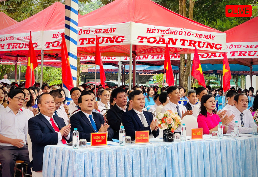 Đồng chí Châu Ngọc Tuấn-Phó Bí thư Tỉnh ủy, Trưởng đoàn Đại biểu Quốc hội tỉnh Gia Lai (bàn đầu, ngoài cùng bên trái) cùng lãnh đạo tỉnh dự và chung vui với thầy trò Trường THPT chuyên Hùng Vương. Ảnh: Trần Dung 6c9221f89fc814964dd9-2722.jpg