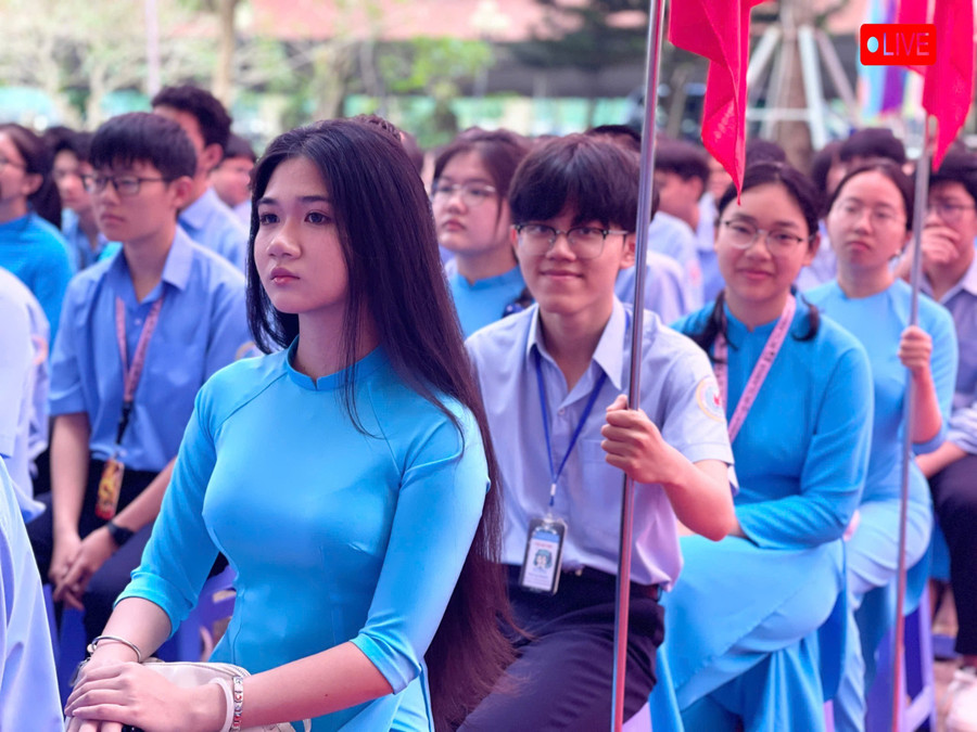 Không khí khai trường đầy cảm xúc trong toàn thể giáo viên, học sinh tỉnh Gia Lai. Ảnh: Trần Dung dunggggg-7201.jpg