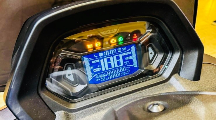 Yamaha NMax ABS cũng được nâng cấp với đồ họa mới trên bảng đồng hồ LCD đơn sắc và tính năng Y-Connect. Ảnh: S.T e0028e3cfde648b811f7.jpg