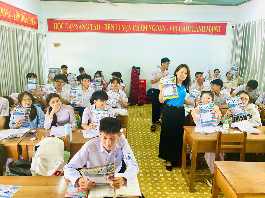 Trường Cao đẳng Cơ điện-Xây dựng và Nông lâm Trung bộ tổ chức tư vấn tuyển sinh tại Trường THPT Hoài Ân (xã Hoài Ân). Ảnh: ĐVCC 2-tb.jpg
