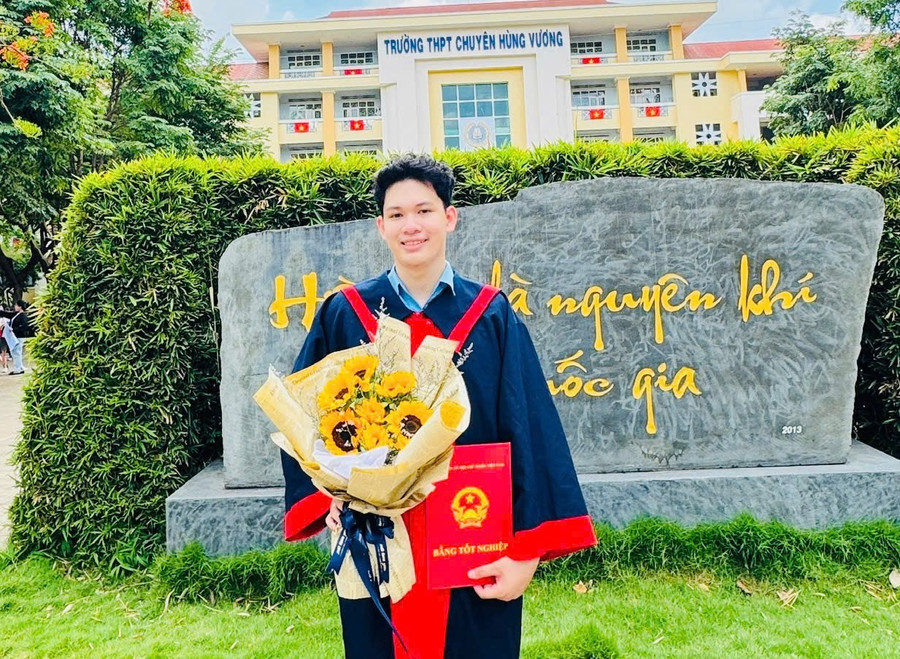 Với 98,91/100 điểm và IELTS 7.0, em Nguyễn Hữu Nhân trở thành thủ khoa ngành Trí tuệ nhân tạo của Trường Đại học Bách khoa. Ảnh: NVCC nguyen-huu-nhan-thu-khoa-nganh-tri-tue-nhan-tao.jpg