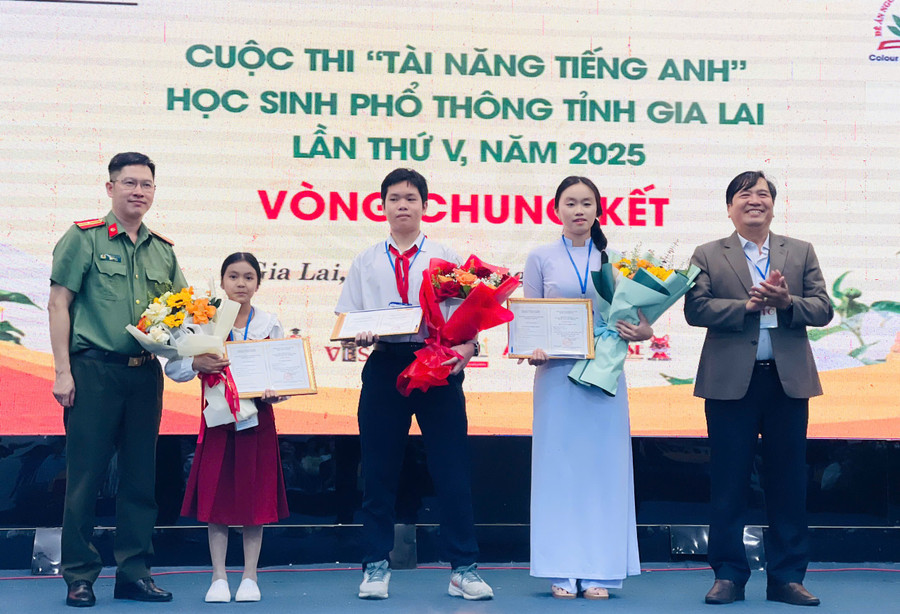 ban-to-chuc-trao-3-giai-nhat-cho-thi-sinh-xuat-sac-tai-cuoc-thi-tai-nang-tieng-anh-trong-hoc-sinh-pho-thong-tinh-gia-lai-nam-2025-anh-tran-dung-9426.jpg