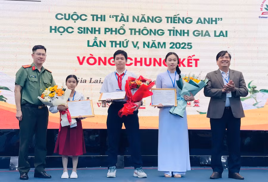 ban-to-chuc-trao-3-giai-nhat-cho-thi-sinh-xuat-sac-tai-cuoc-thi-tai-nang-tieng-anh-trong-hoc-sinh-pho-thong-tinh-gia-lai-nam-2025-anh-tran-dung-9426.jpg