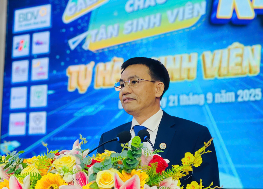 PGS.TS. Đoàn Đức Tùng-Hiệu trưởng Trường Đại học Quy Nhơn phát biểu tại đêm Gala. Ảnh: T.D pgsts-doan-duc-tung-hieu-truong-truong-dai-hoc-quy-nhon.jpg