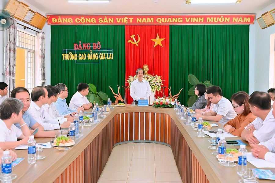 Bộ trưởng Bộ Giáo dục và Đào tạo Nguyễn Kim Sơn cùng Đoàn công tác đến thăm và làm việc với Trường Cao đẳng Gia Lai. Ảnh: Đ.T 730494ce3c088856d119.jpg