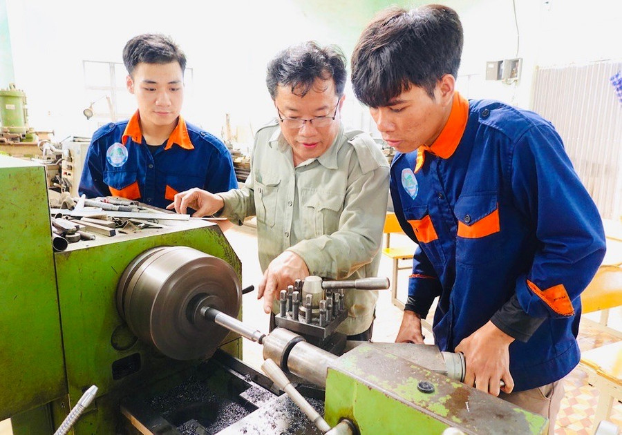 Sinh viên ngành Công nghệ kỹ thuật cơ khí (Trường Cao đẳng Gia Lai) trong một tiết học thực hành. Ảnh: Trần Dung 7a1d0cbc648cedd2b49d.jpg