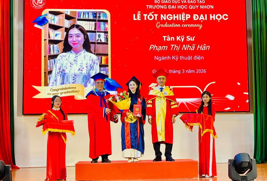 truong-dai-hoc-quy-nhon-trao-bang-tot-nghiep-dai-hoc-he-chinh-quy.jpg