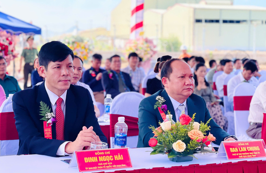 Đồng chí Rah Lan Chung-Phó Bí thư Thường trực Tỉnh ủy, Chủ tịch HĐND tỉnh (bên phải) cùng các đại biểu tham dự buổi lễ. Ảnh: Trần Dung 050feeb5b56a3d34647b.jpg