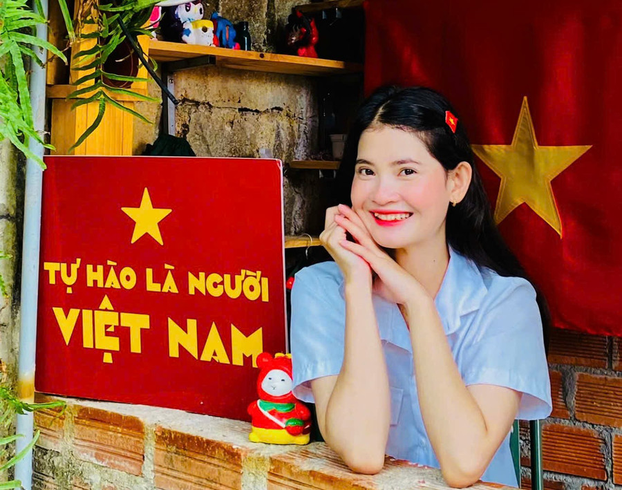 Các bạn trẻ tự hào check-in với những những khẩu hiệu ý nghĩa như: “Tự hào là người Việt Nam”, “Hòa bình đẹp lắm”… 8ea6a0fac4b54feb16a4.jpg