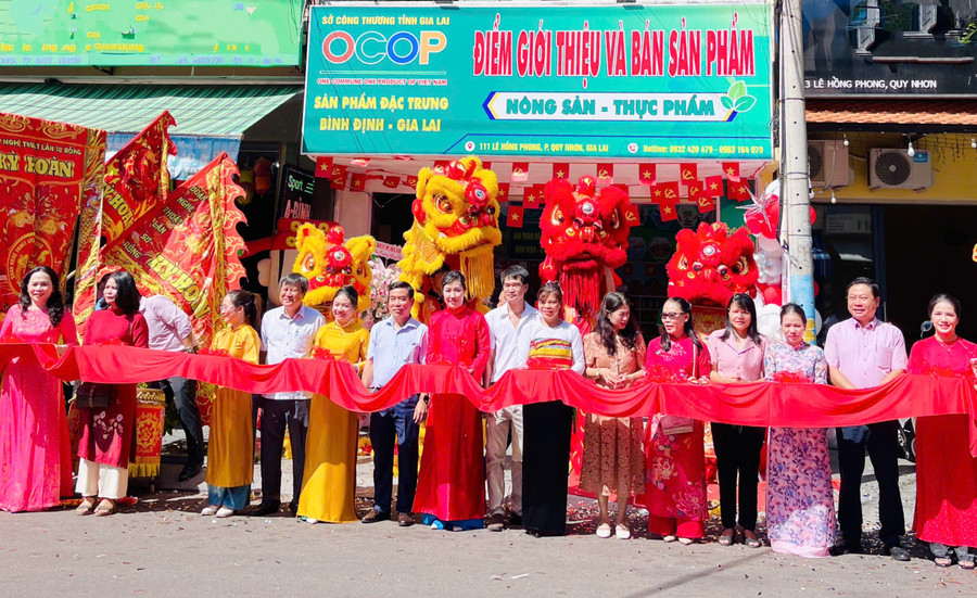 Các đại biểu cắt băng khai trương điểm giới thiệu và bán sản phẩm OCOP địa phương tại số 111 Lê Hồng Phong (phường Quy Nhơn). Ảnh: T.D gen-h-z7030745799501-a8b525cdc95454e751f95f4f6095ae8a.jpg
