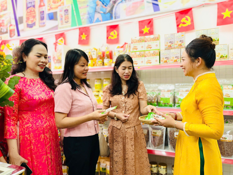 Điểm giới thiệu và bán sản phẩm OCOP hội tụ trên 300 sản phẩm của 13 chủ thể OCOP trên địa bàn tỉnh Gia Lai. Ảnh: T.D gen-h-z7030745813052-17e1c151c0e4050d54bbcab885d9e782.jpg