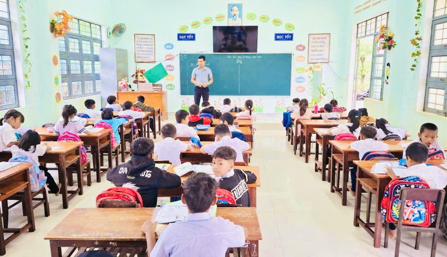 Thầy và trò Trường Tiểu học và THCS Nguyễn Văn Trỗi (xã Ia Mơ) phấn khởi khi trường nội trú liên cấp sẽ được khởi công vào cuối năm 2025. Ảnh: T.D gen-n-z7150316281306-903816877cfa46b7f99596323dfe8ff5.jpg