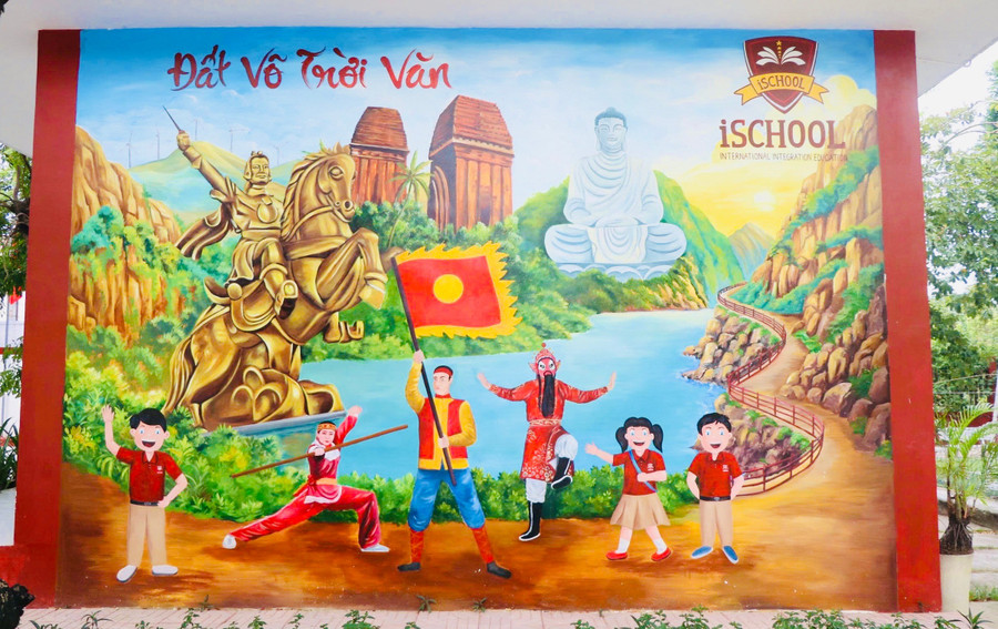 Bức bích họa “Đất võ trời văn” do giáo viên và học sinh Trường Hội nhập Quốc tế iSchool Quy Nhơn "góp bút". Ảnh: T.D 64acd7c6084d8013d95c.jpg