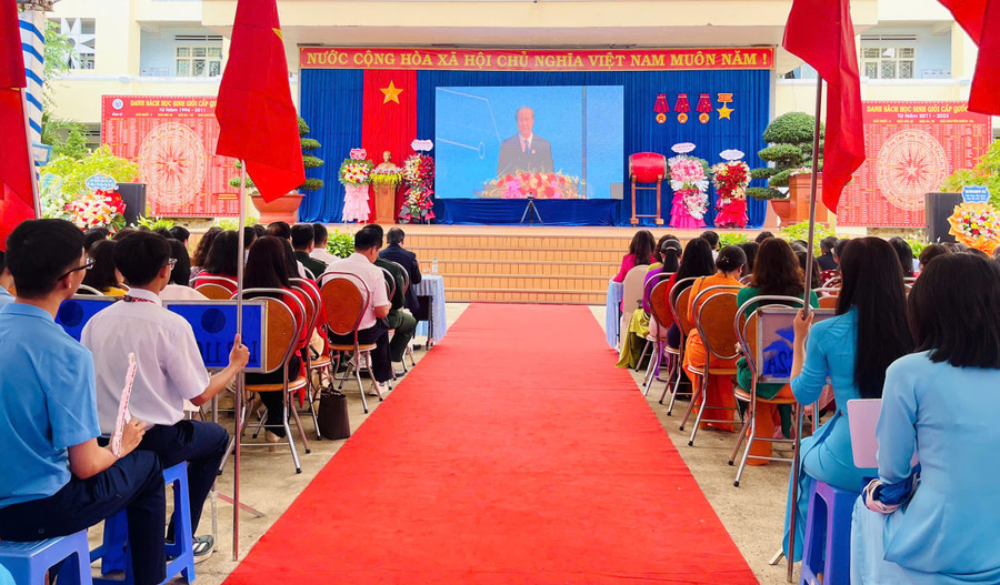 Lễ khai giảng trực tuyến đầy cảm xúc tại Trường THPT chuyên Hùng Vương. Ảnh: Trần Dung ddungggg.jpg