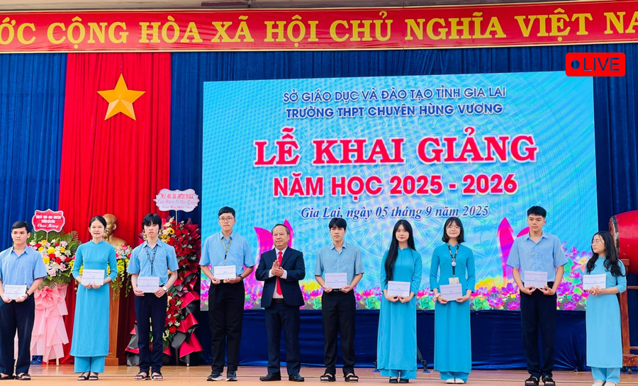 Đồng chí Châu Ngọc Tuấn-Phó Bí thư Tỉnh ủy, Trưởng Đoàn Đại biểu Quốc hội tỉnh trao 10 suất học bổng Nay Der cho các em học sinh. Ảnh: Trần Dung a110725a2d69a637ff78-324.jpg
