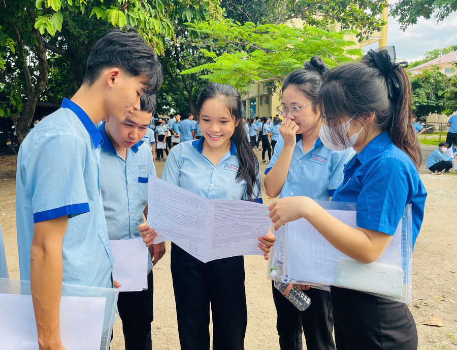 Học sinh Trường THPT Trần Quốc Tuấn (huyện Phú Thiện) nhận định đề Toán có độ phân hóa cao. Ảnh: Vũ Chi toan-chi-em-lo-mai-lien-dung-giua-hoc-sinh-truong-thpt-tran-quoc-tuan-huyen-phu-thien-trao-doi-voi-cac-ban-ve-bai-thi-mon-toan-anh-vu-chi.jpg