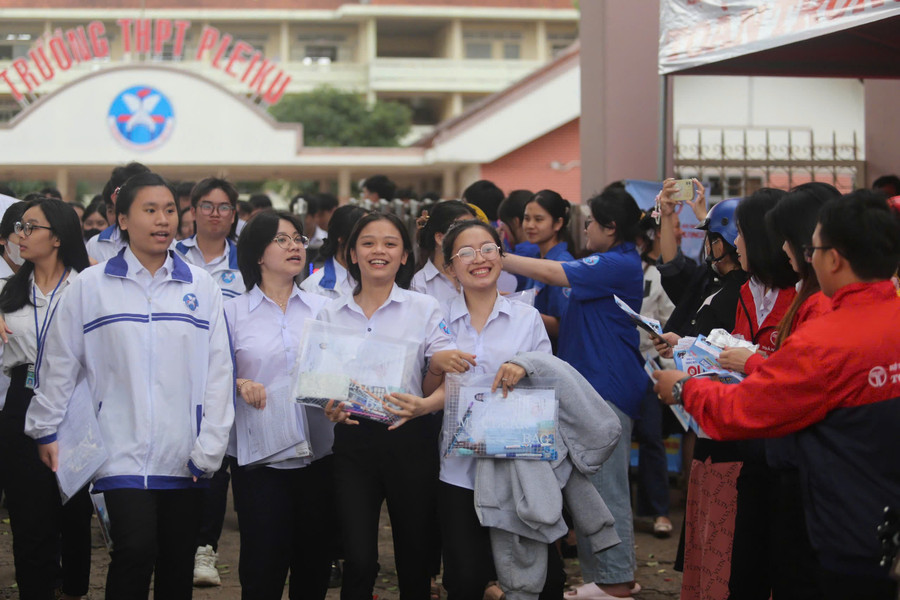 Ngày 26-6, thí sinh hoàn thành xong ngày thi đầu tiên của kỳ thi tốt nghiệp THPT năm 2025. Ảnh: Văn Ngọc toan-ngoc.jpg