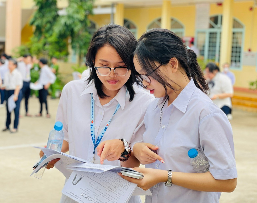 Các thí sinh nhận định, đề thi Toán năm nay tuy khó nhưng hay hơn đề thi của những năm trước. Ảnh: Phương Duyên toan-duyen.jpg