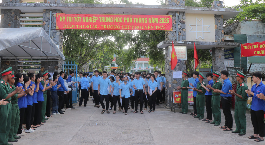 Lực lượng tình nguyện viên chào đón thí sinh tại điểm thi Trường THPT Nguyễn Trãi (thị xã An Khê) sau khi kết thúc môn Toán. Ảnh Ngọc Minh toan-minh-luc-luong-tinh-nguyen-vien-chao-don-thi-sinh-diem-thi-truong-thpt-nguyen-trai-ket-thuc-thi-mon-toan-anh-ngoc-minh.jpg