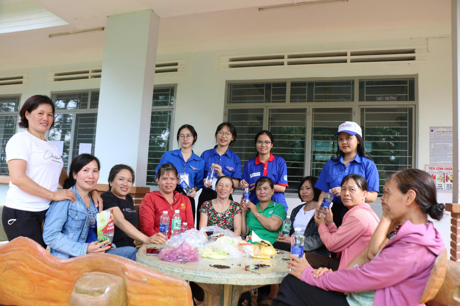 Các tình nguyện viên tại điểm Trường THPT Ia Ly (huyện Chư Păh) phát nước uống miễn phí cho phụ huynh trong thời gian chờ con thi. Ảnh: Đồng Lai toan-kieu.jpg