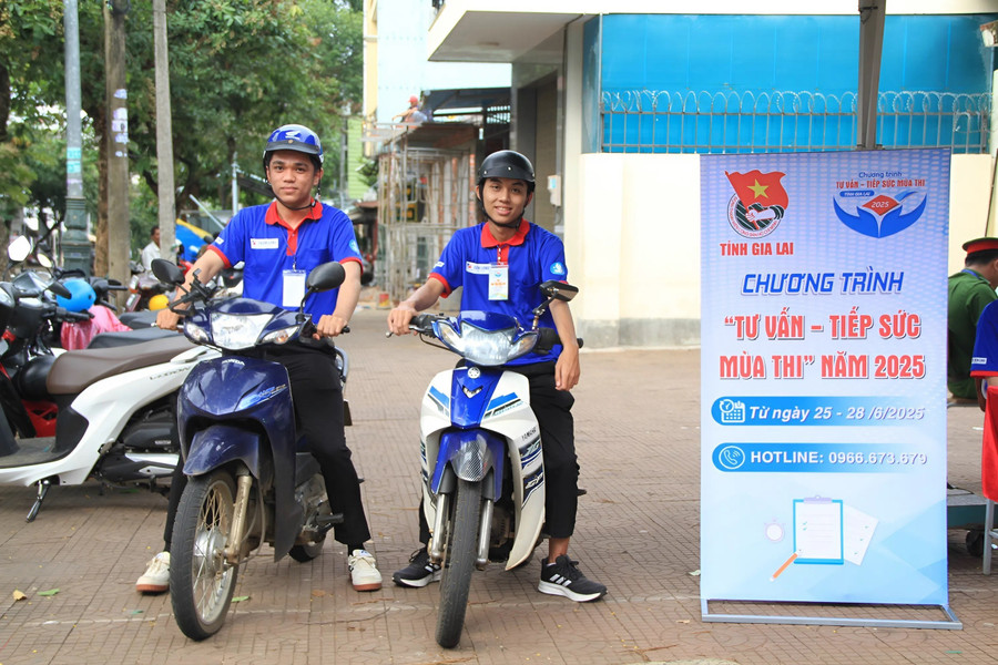 Tình nguyện viên Phan Nguyễn Thành Danh (bên phải) cùng đội tiếp sức mùa thi sẵn sàng những chuyến xe miễn phí giúp các thí sinh. Ảnh H.H toan-hoai.jpg