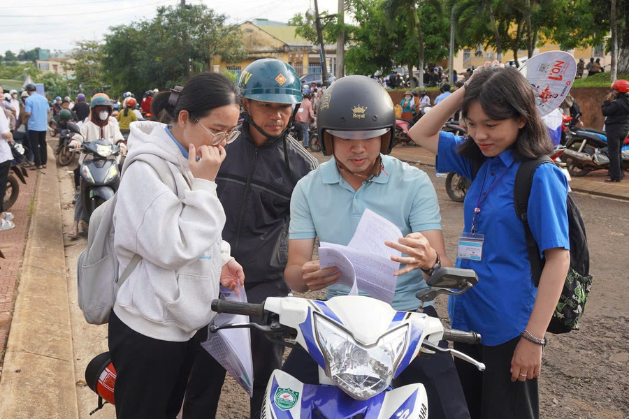 Thí sinh tại điểm thi THCS Quang Trung (huyện Đức Cơ) kiểm tra lại đáp án sau khi rời khỏi phòng thi. Ảnh: Chu Hằng toan-hang-9289.jpg