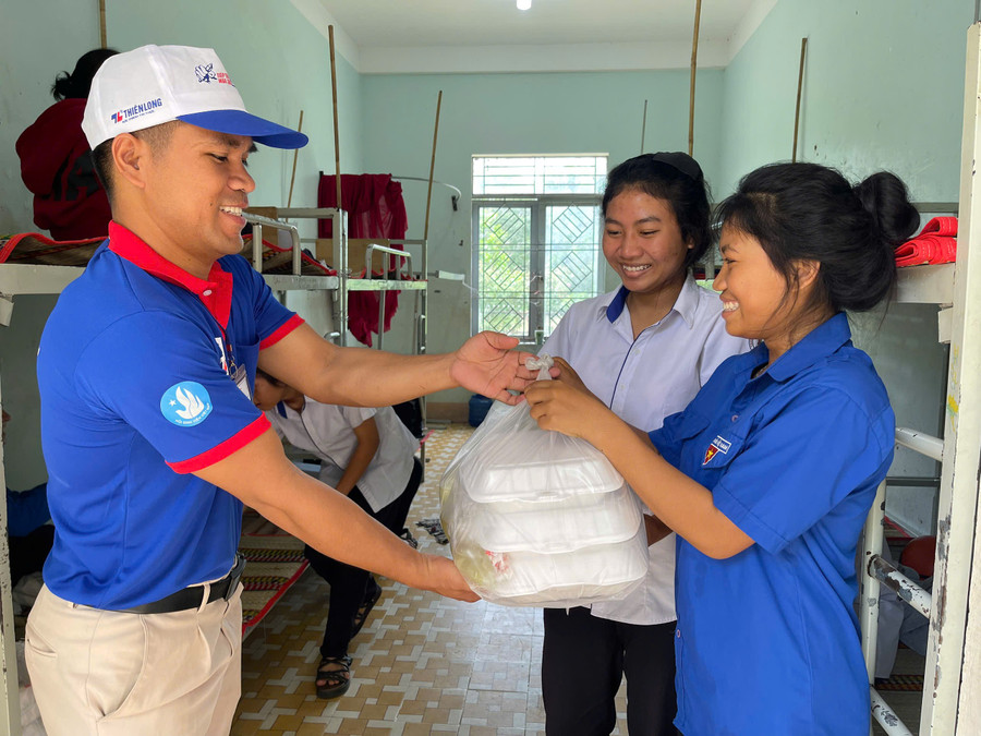 Thí sinh vui mừng nhận được sự hỗ trợ từ các tình nguyện viên. Ảnh: Vũ Chi toan-chi-doi-hinh-tiep-suc-mua-thi-huyen-ia-pa-ho-tro-cap-phat-com-trua-cho-cac-em-hoc-sinh-truong-thpt-phan-chu-trinh-anh-vu-chi.jpg