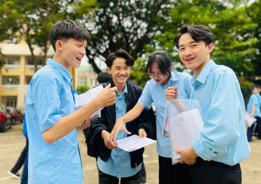 Thí sinh thi theo Chương trình GDPT 2018 phấn khởi hoàn thành kỳ thi. Ảnh: Trần Dung toan-dungggg.jpg