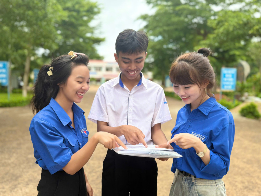Các tình nguyện viên hết mình hỗ trợ thí sinh. Ảnh: Lạc Hà toan-tuyet.jpg