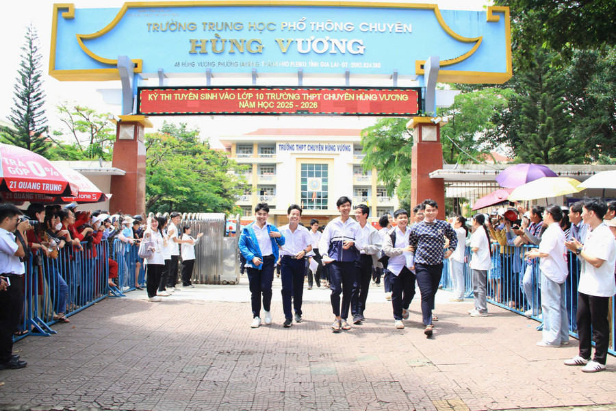 928 thí sinh Gia Lai hào hứng thể hiện kiến thức, trí tuệ để giành suất vào học lớp 10 Trường THPT chuyên Hùng Vương năm học 2025-2026. Ảnh: H.H 19f1f2871b57af09f646.jpg