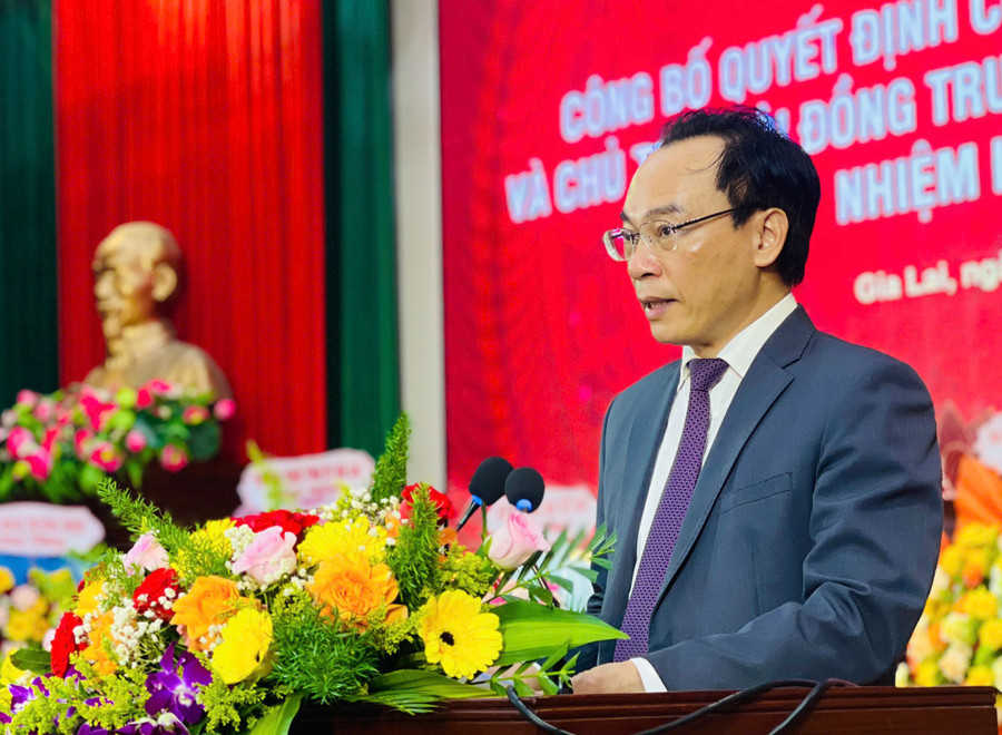 Thứ trưởng Bộ GD-ĐT Hoàng Minh Sơn phát biểu tại hội nghị. Ảnh: T.D c870a80c5256db088247.jpg