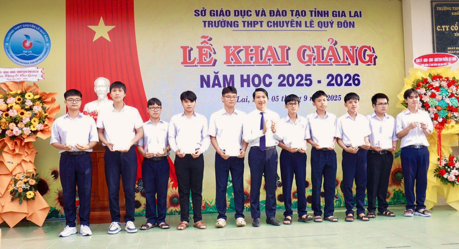 Đồng chí Nguyễn Ngọc Lương-Phó Bí thư Tỉnh ủy, Chủ tịch Ủy ban MTTQ Việt Nam tỉnh trao quà khích lệ học sinh Trường THPT Chuyên Lê Quý Đôn. Ảnh: Dương Linh lllinh.jpg