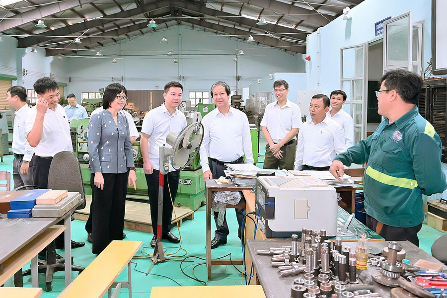 Bộ trưởng Bộ Giáo dục và Đào tạo Nguyễn Kim Sơn cùng Đoàn công tác đến thăm Trường Cao đẳng Gia Lai. Ảnh: Đ.T df49031eabd81f8646c9.jpg