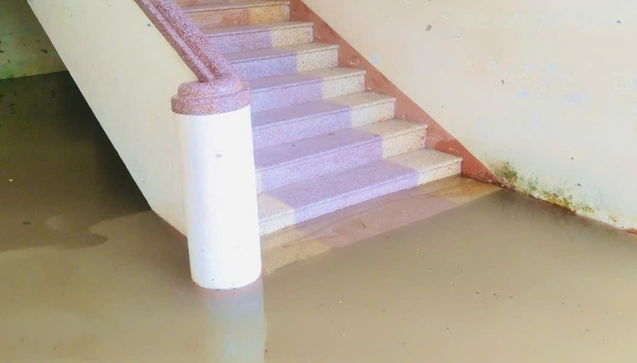 Đến trưa 31-10, nước rút dần, nhà trường khẩn trương dọn dẹp, vệ sinh và khử khuẩn để sớm ổn định việc dạy và học. Ảnh: T.D gen-n-z7174051067185-b339e5e184709e4f1b480a7b1f7a86d5.jpg