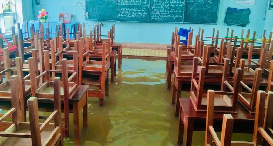 Cán bộ, giáo viên nhà trường kê bàn ghế, di chuyển thiết bị dạy học lên cao để tránh hư hỏng. Ảnh: T.D gen-n-z7174051071982-1f0d91a3a2370d6749f2f4bbf69428bc.jpg