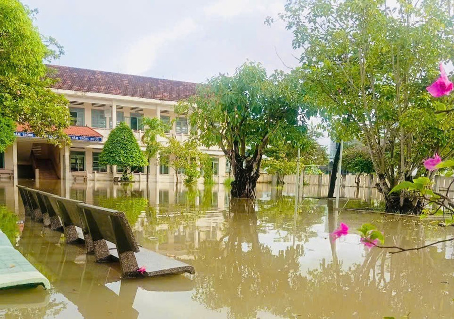 Ngày 30-10, mực nước lên cao khiến sân trường và 5 phòng học bị ngập. Ảnh: T.D gen-n-z7174051060909-e9dd09cbe502e018be1694fb5371c00e.jpg