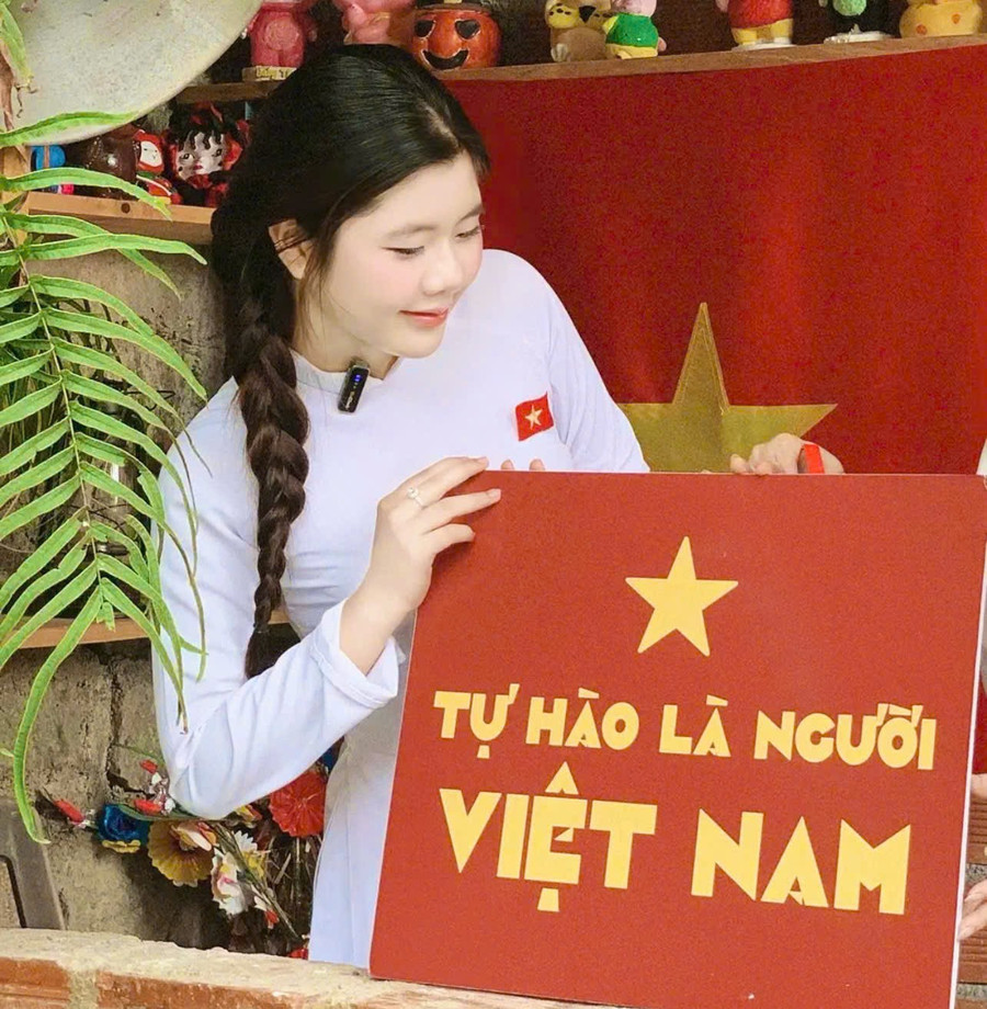 Theo anh Nguyễn Văn Tiến (Chủ quán The Garden Quy Nhơn), với không gian rộng rãi, thoáng mát, anh đã trang trí hàng trăm lá cờ đỏ sao vàng cùng những khẩu hiệu như: “Tự hào là người Việt Nam”, “Hòa bình đẹp lắm”… 0c221d7a7935f26bab24.jpg