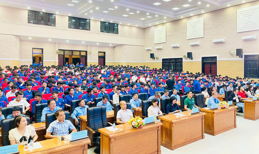 Hơn 500 sinh viên Khoa Kỹ thuật và Công nghệ (Trường Đại học Quy Nhơn) hứng khởi tham gia buổi lễ chào đón tân sinh viên. Ảnh: T.D 0eba494c5753da0d8342.jpg