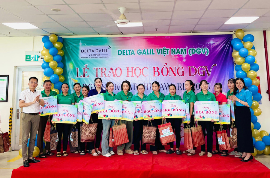 Người lao động Công ty nhận học bổng cho con mình tại lễ trao học bổng DGV. Ảnh: T.D 7b3db3b0f8d4738a2ac5.jpg