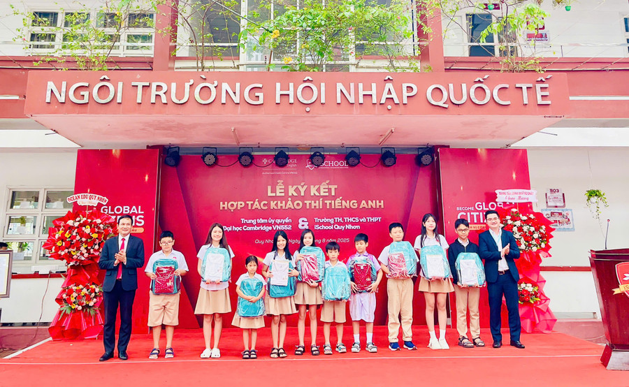 Đại diện các đơn vị tặng quà khích lệ cho học sinh của Trường Tiểu học, THCS và THPT iSchool Quy Nhơn có thành tích xuất sắc trong học tập. Ảnh: T.D 56a55cc34882c3dc9a93.jpg