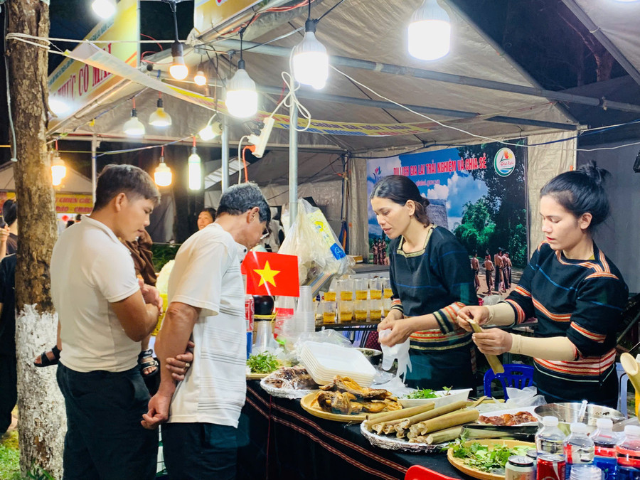 Đông đảo du khách tham quan Ngày hội Ẩm thực và Triển lãm ảnh Văn hóa-Du lịch 2025 diễn ra tại Bảo tàng tỉnh Gia Lai. Ảnh: Chu Hằng am-thuc-hang.jpg