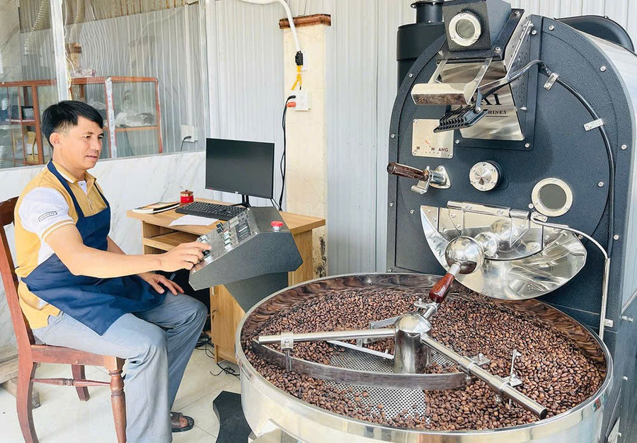 Anh Nguyễn Hữu Thuận (xã Ia Krêl) luôn giữ nguyên hương vị, độ ngọt, hậu vị đặc trưng của cà phê Robusta nhờ phương pháp rang mộc. Ảnh: T.D c0081fce871c0f42560d.jpg