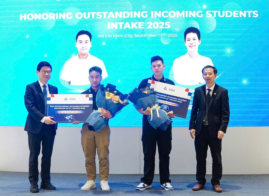 Trường Đại học Bách khoa khen thưởng Lê Huỳnh Tấn Vũ (thứ hai từ trái qua) và Nguyễn Hữu Nhân. Ảnh: NVCC truong-dai-hoc-bach-khoa-khen-thuong-thu-khoa-dau-vao-cua-2-nganh-gom-le-huynh-tan-vu-thu-hai-tu-trai-qua-va-nguyen-huu-nhan.jpg